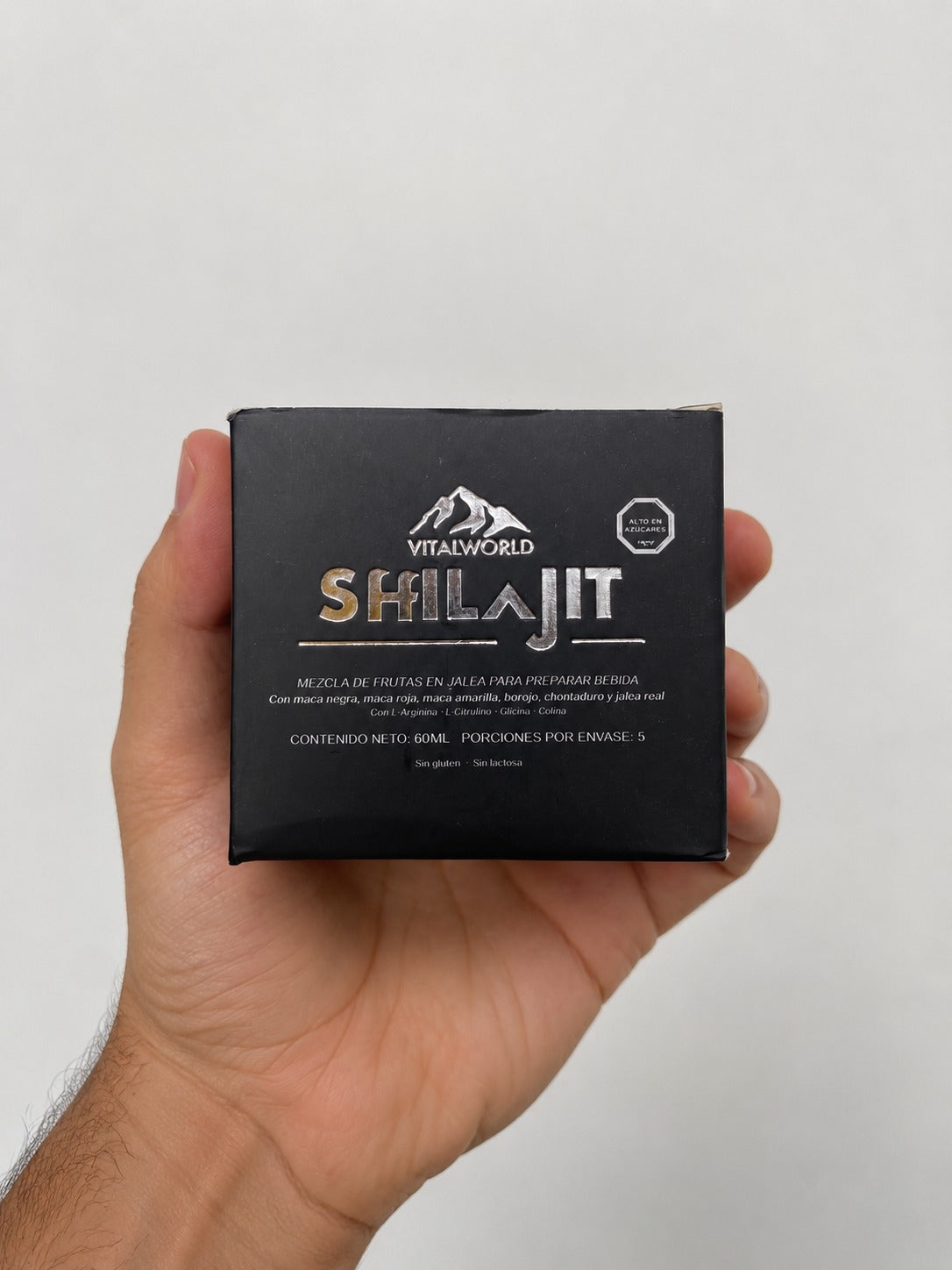 Caja Shilajit VitalWorld en mano