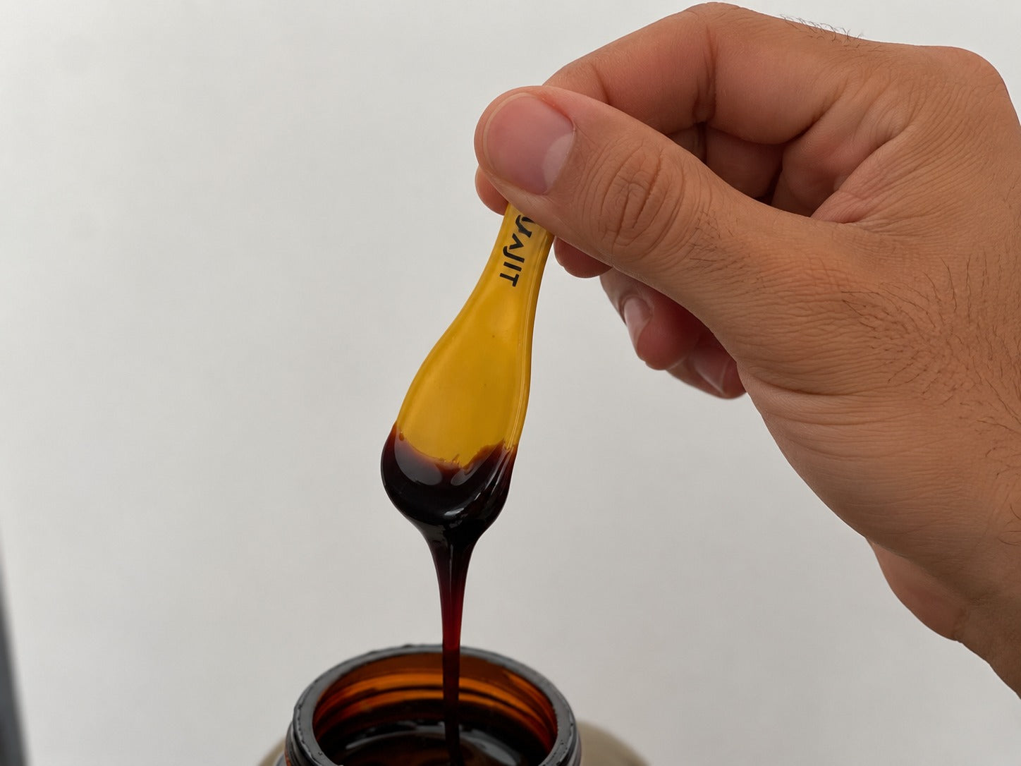 Preparando Shilajit en agua caliente